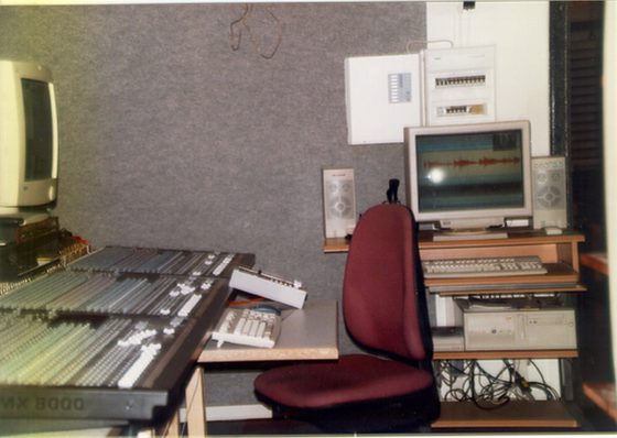 Das Pult MX 8000, davor der Stuhl, rechts der Rechner.