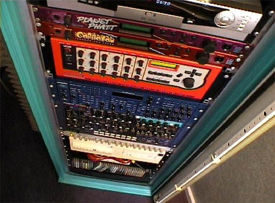 Das Rack von oben. Ganz oben liest man E-MU Planet Phatt und darunter Carnaval.